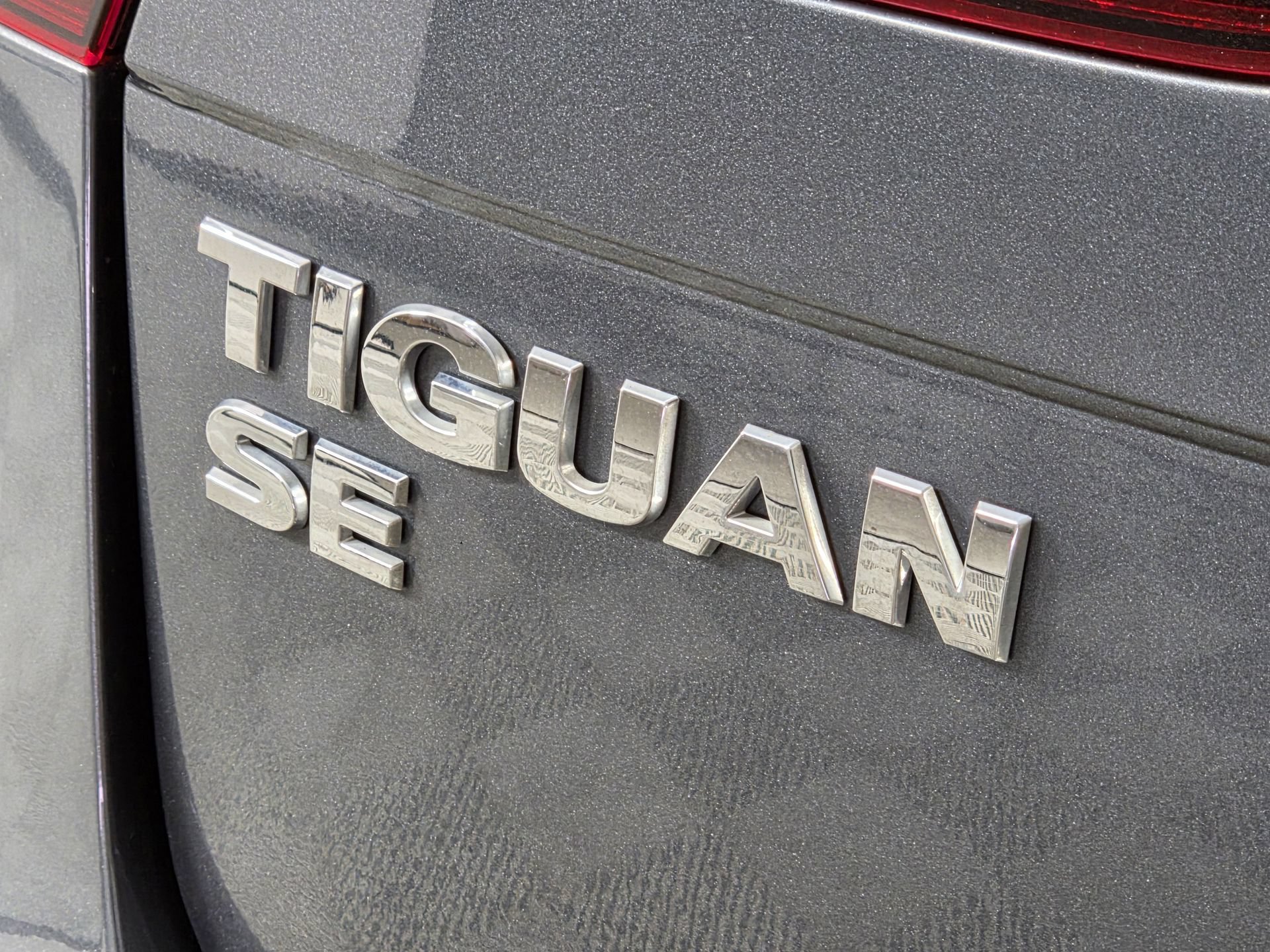 Used 2020 Volkswagen Tiguan SE R-Line FWD image 32