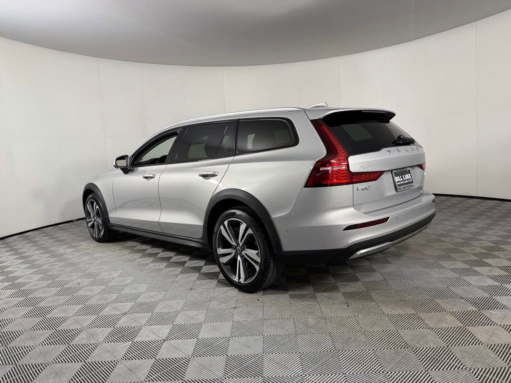 Used 2025 Volvo V60 B5 Cross Country Plus image 8