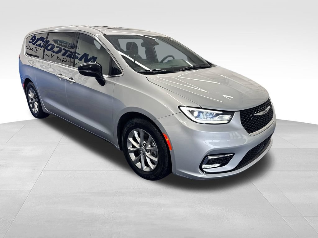 Used 2026 Chrysler Pacifica Limited FWD image 9