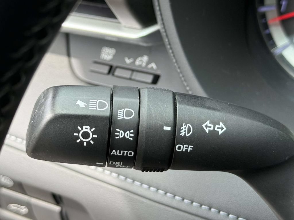 Used 2020 Toyota Highlander LE FWD image 24