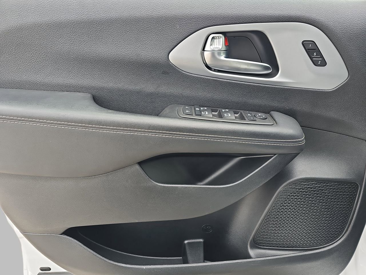 Used 2025 Chrysler Pacifica Limited image 33