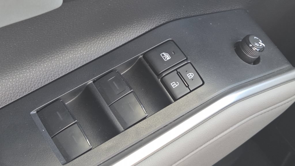 Used 2023 Toyota Highlander XLE FWD image 29