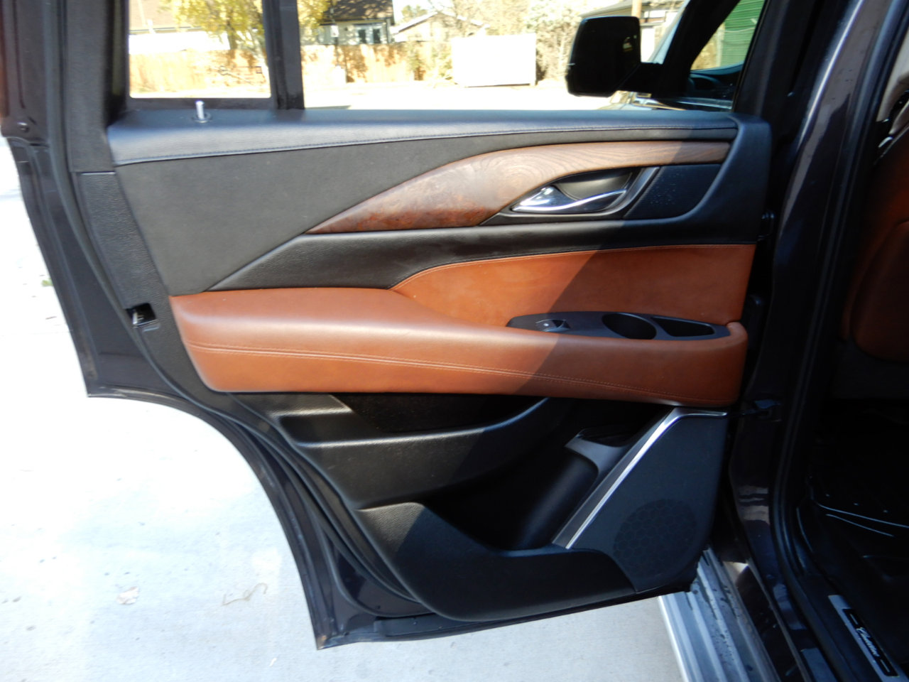 Used 2016 Cadillac Escalade Luxury image 25