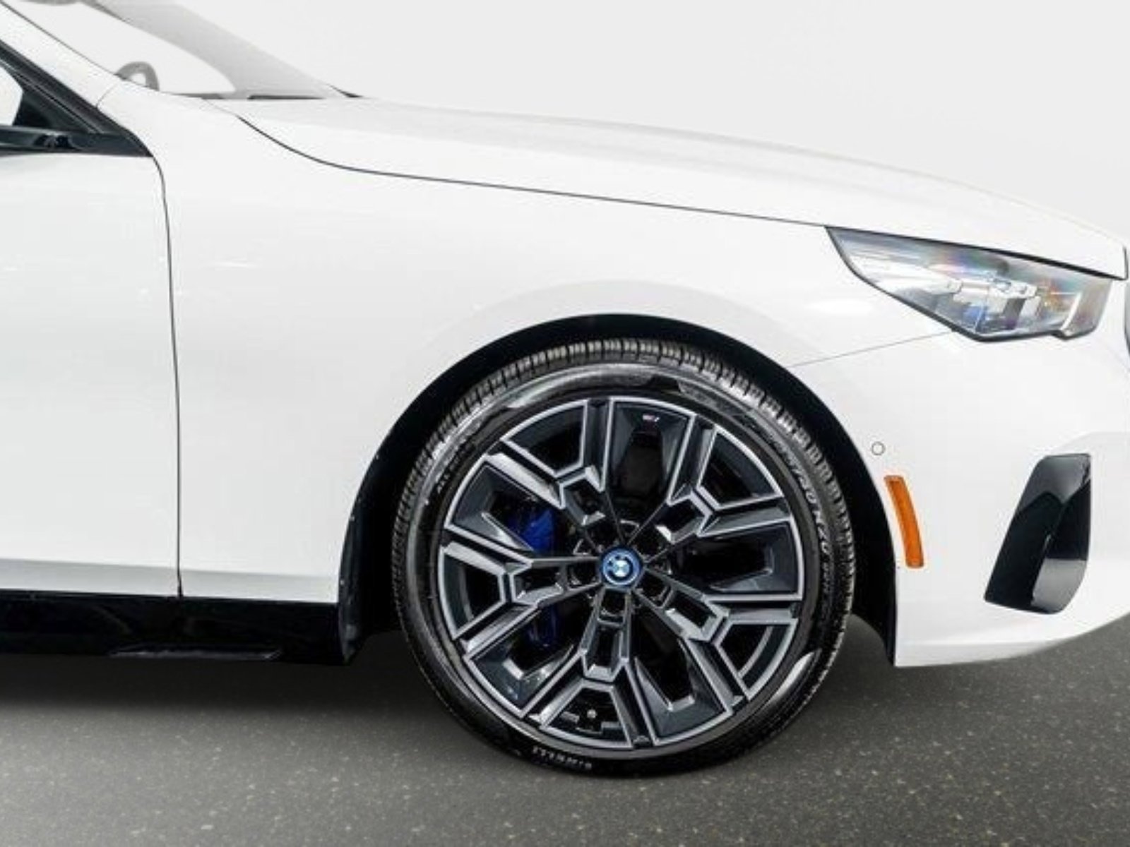 Used 2025 BMW i5 xDrive40 w/ M Sport Package AWD/4WD image 8