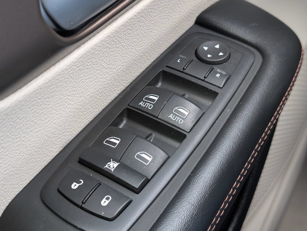 Used 2018 Chrysler Pacifica L FWD image 11