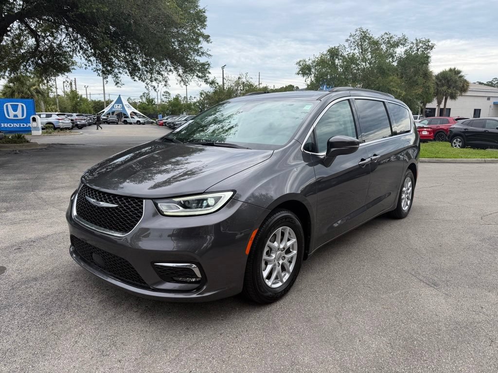 Used 2022 Chrysler Pacifica Touring-L FWD image 3