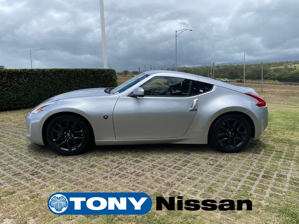 Used 2017 Nissan 370Z Coupe RWD image 4