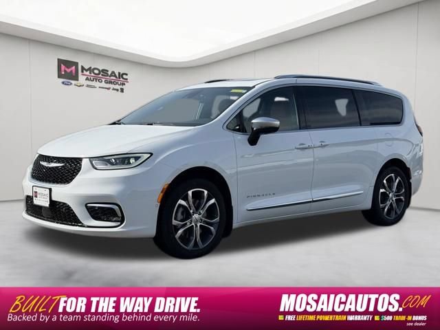Used 2025 Chrysler Pacifica Pinnacle w/ Trailer Tow Group AWD/4WD image 3