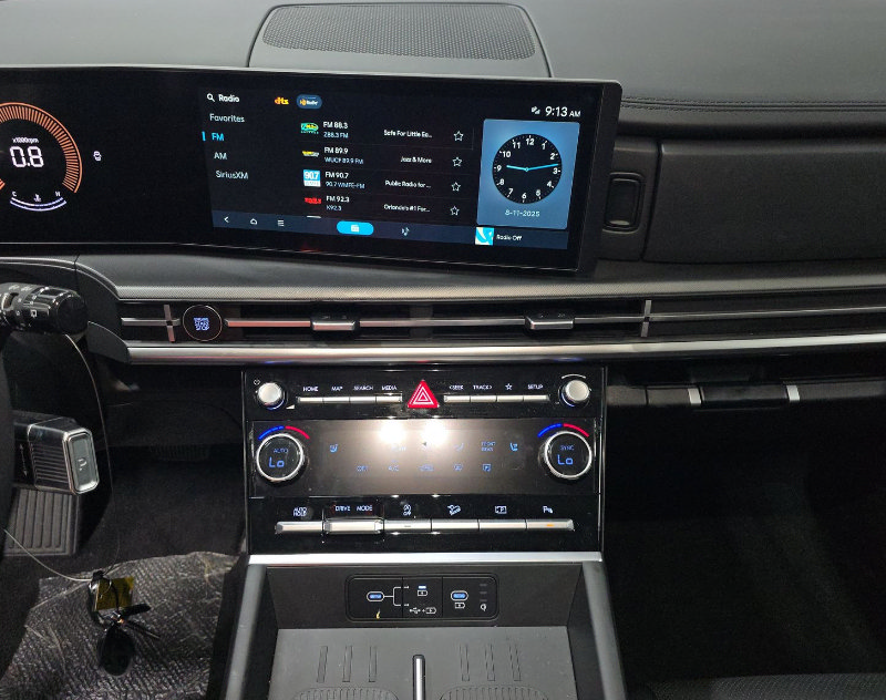 Used 2025 Hyundai Santa Fe SEL FWD image 9