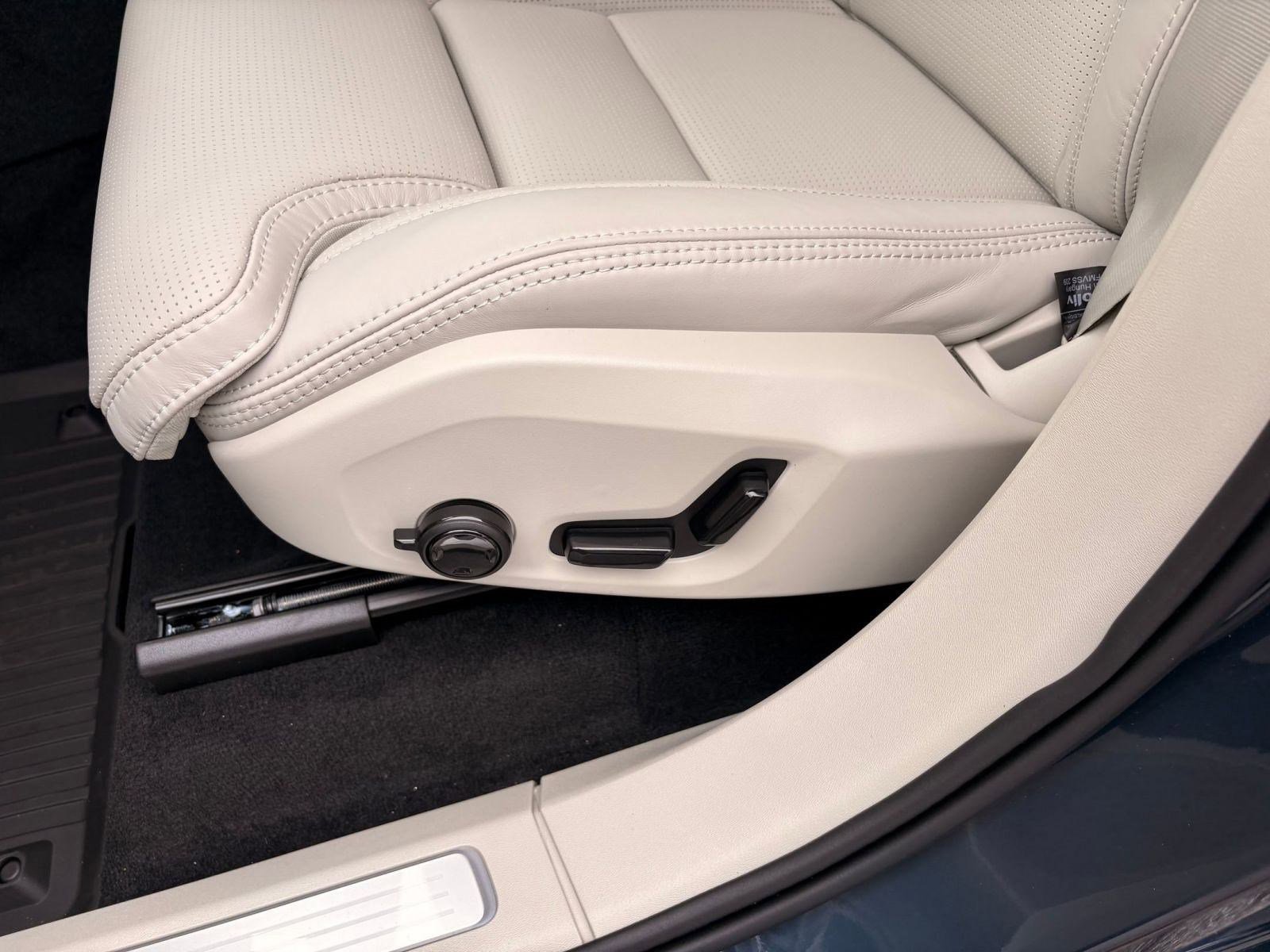 New 2026 Volvo XC90 B6 Ultra w/ Protection Package image 14