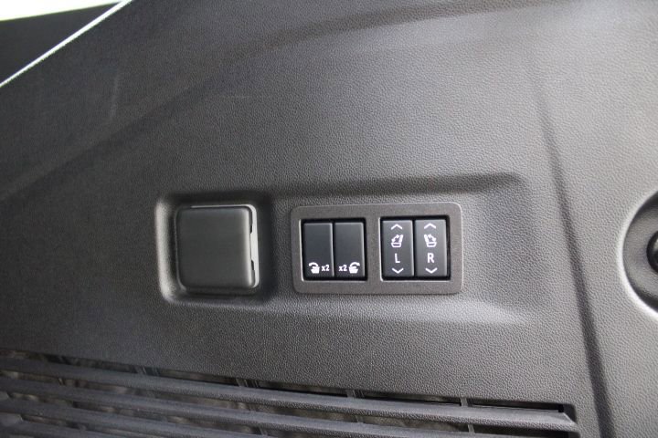 Used 2024 GMC Yukon XL Denali image 15