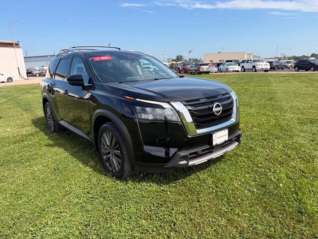 Certified 2025 Nissan Pathfinder SL w/ SL Premium Package FWD image 3
