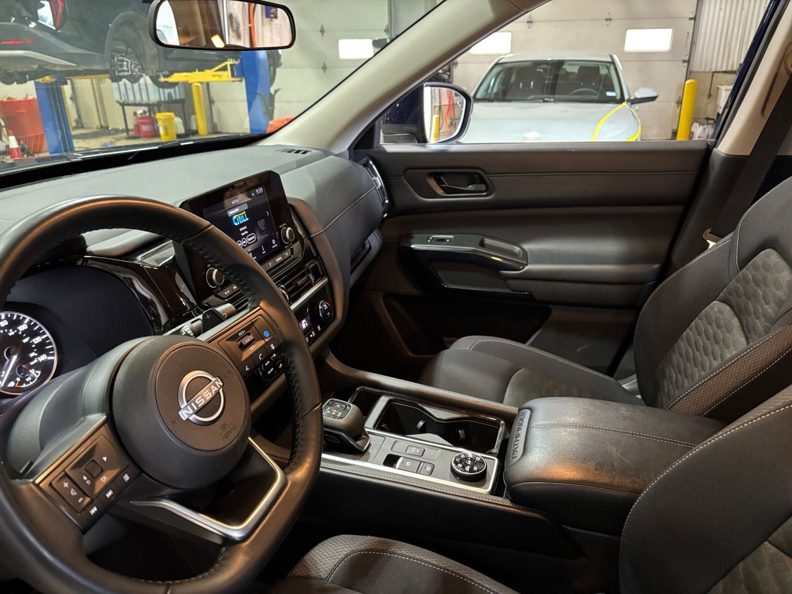 Used 2025 Nissan Pathfinder SV image 44