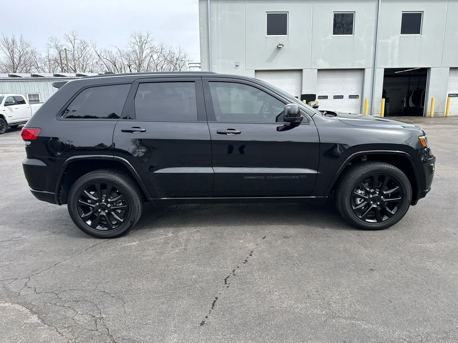 Used 2022 Jeep Grand Cherokee Laredo X AWD/4WD image 2