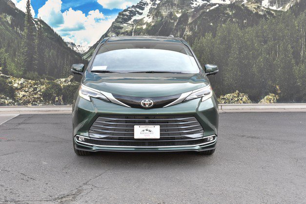 New 2026 Toyota Sienna Platinum image 2