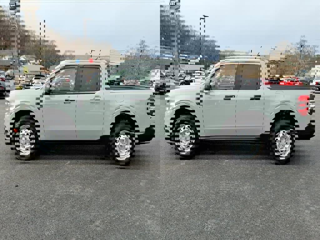 Used 2024 Ford Maverick XL image 2