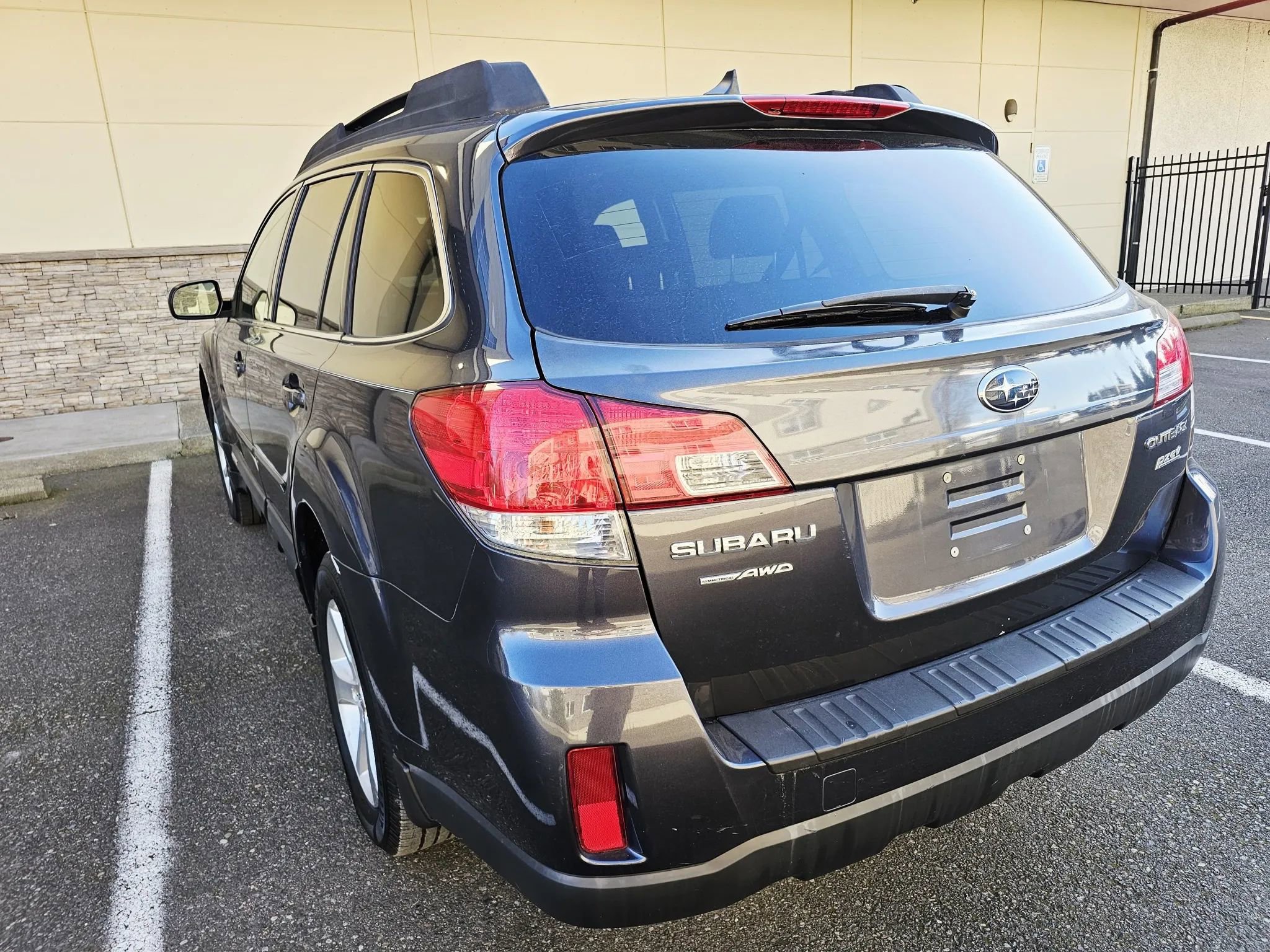 Used 2013 Subaru Outback 2.5i Limited AWD/4WD image 3