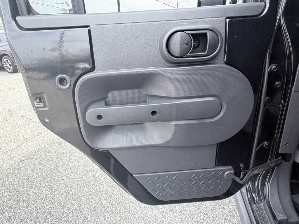 Used 2009 Jeep Wrangler Unlimited Rubicon w/ Dual Top Group image 21