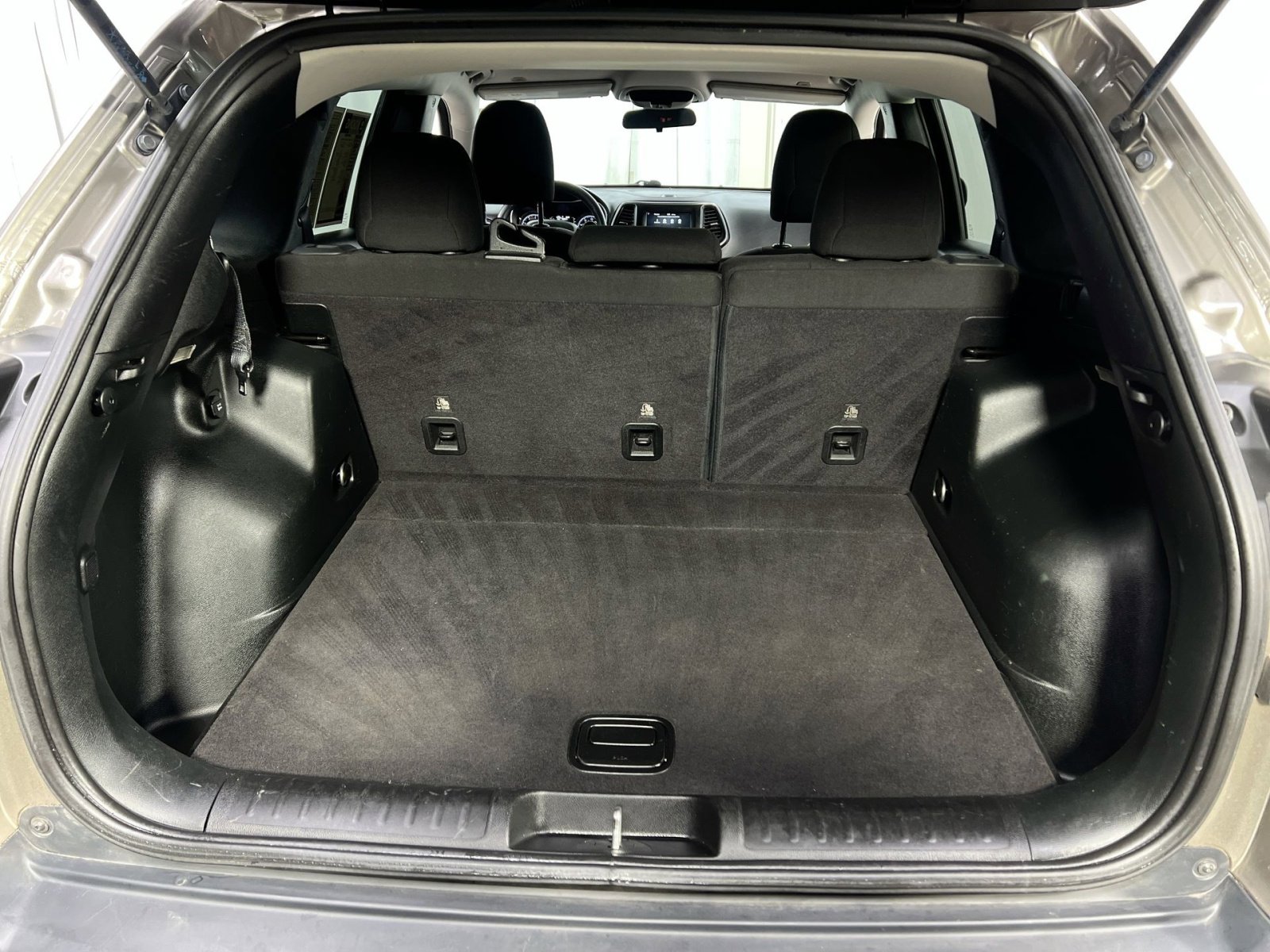 Used 2019 Jeep Cherokee Latitude w/ Popular Appearance Group image 29