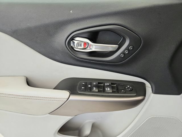Used 2019 Jeep Cherokee Limited AWD/4WD image 20
