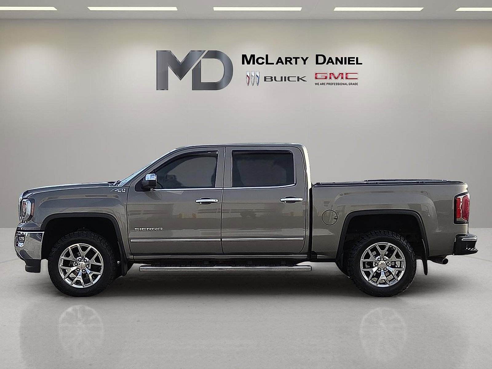 Used 2017 GMC Sierra 1500 SLT w/ SLT Premium Package image 3