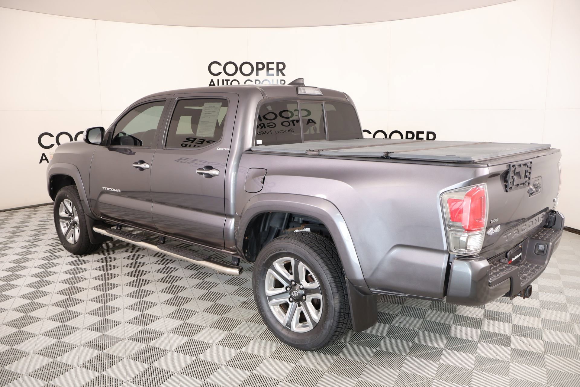 Used 2016 Toyota Tacoma Limited w/ Towing Package image 24