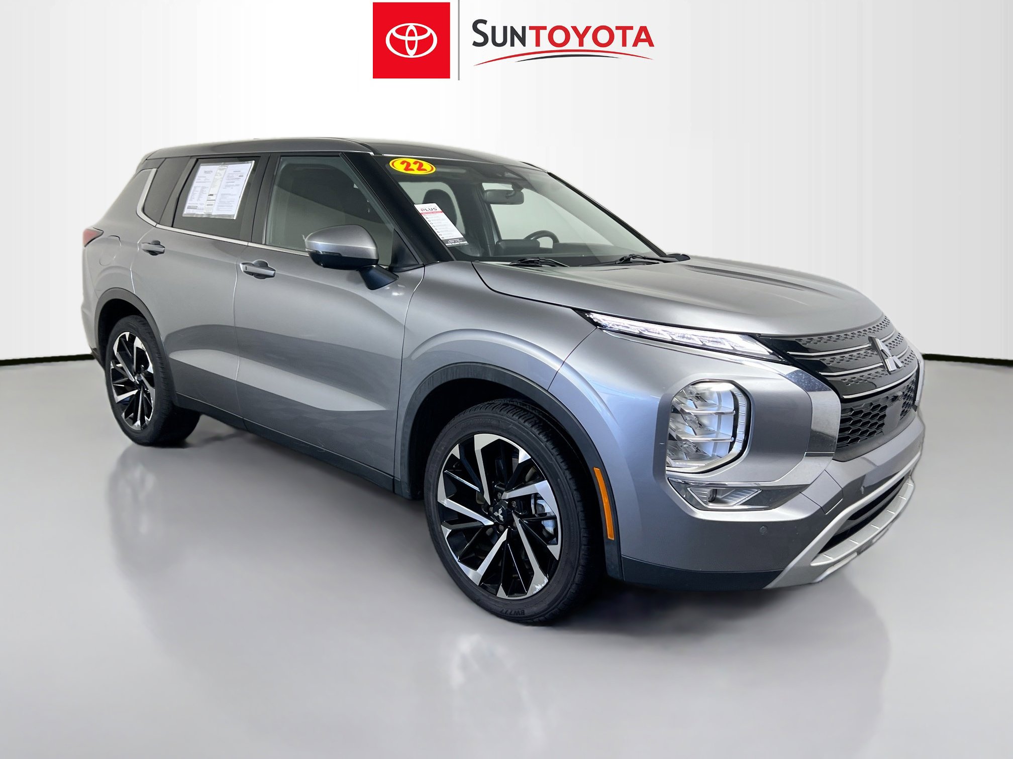 Used 2022 Mitsubishi Outlander SE image 1