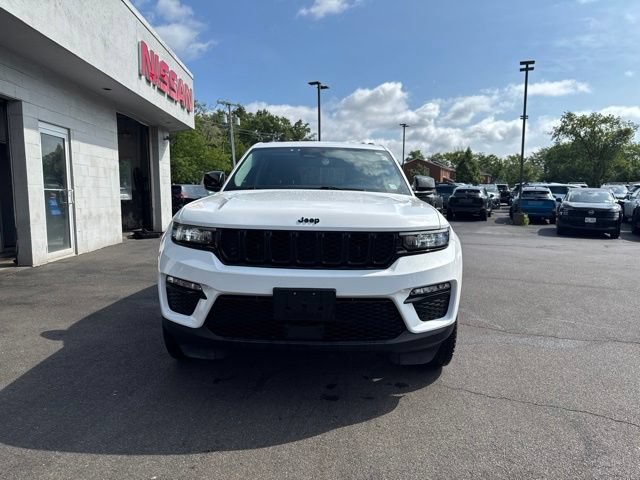 Used 2023 Jeep Grand Cherokee Limited w/ Black Appearance Package AWD/4WD image 7