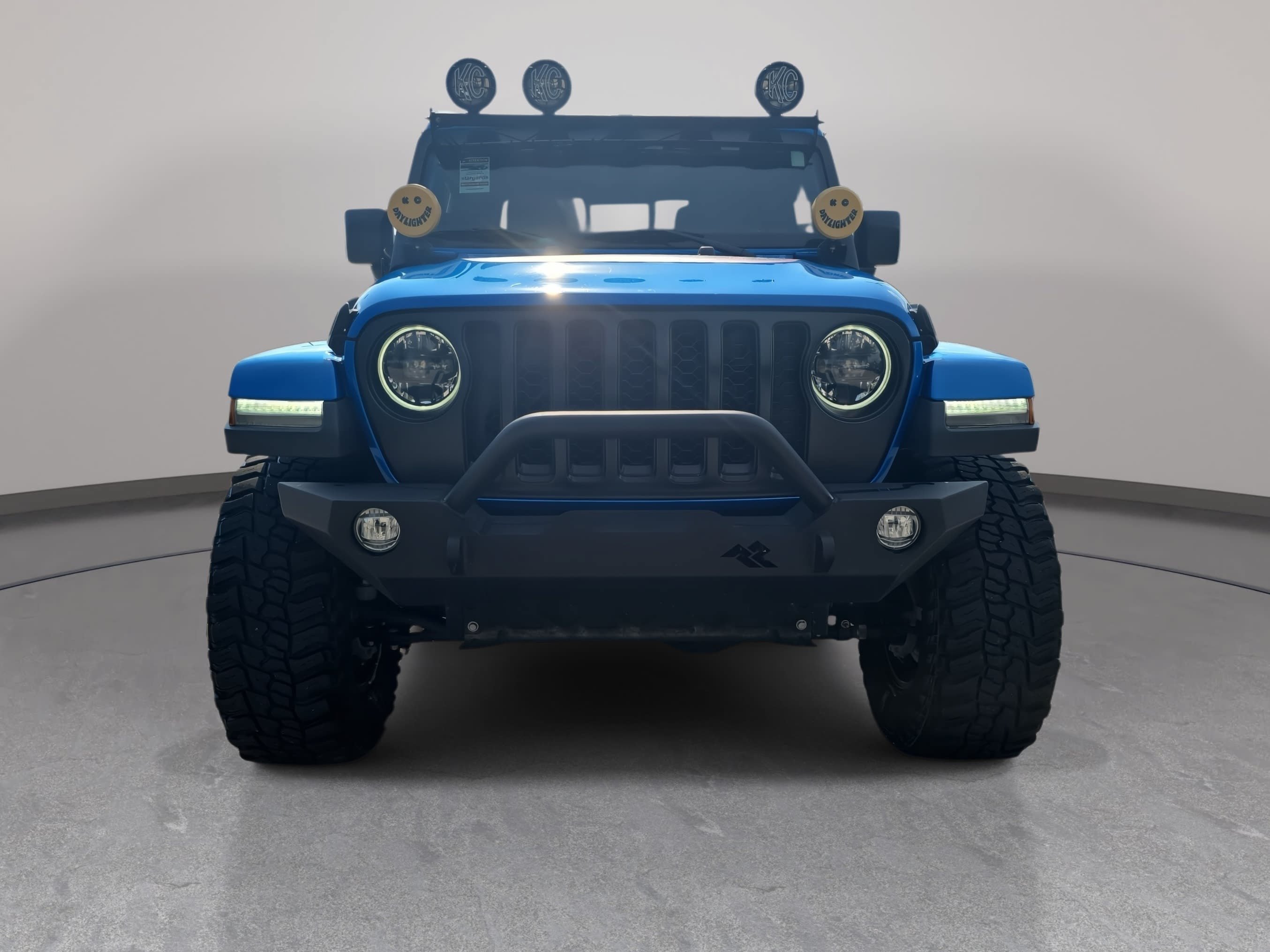 Used 2023 Jeep Gladiator Overland w/ Dual Top Group AWD/4WD image 2
