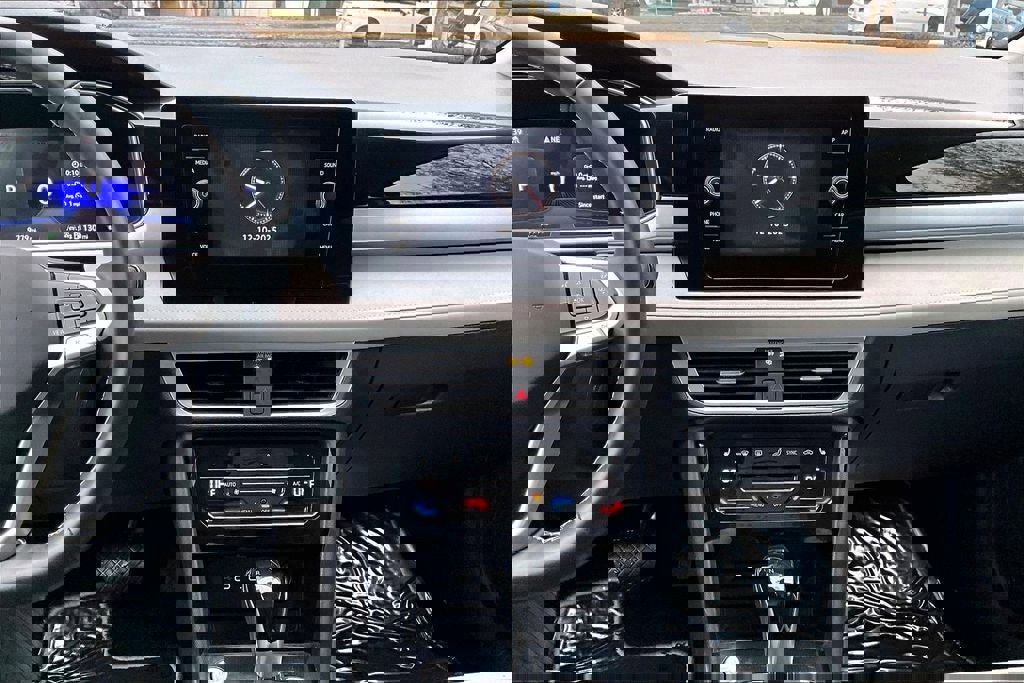 Certified 2025 Volkswagen Taos SE w/ Panoramic Sunroof Package image 5