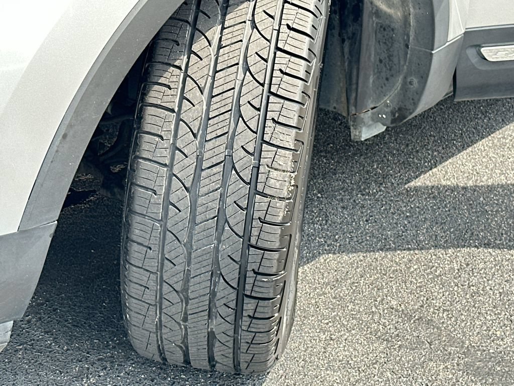Used 2018 Ford Explorer XLT w/ Equipment Group 202A FWD image 25