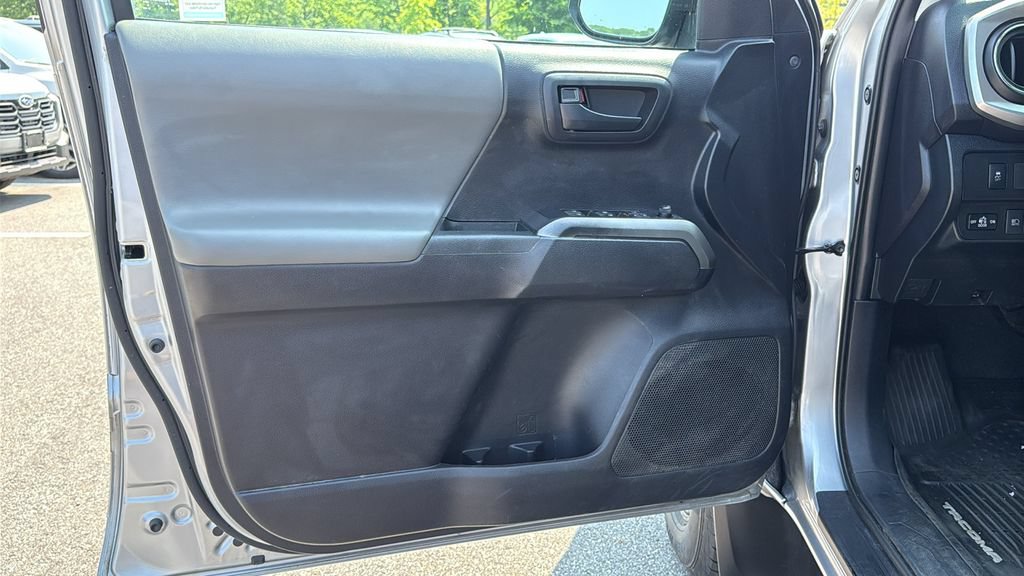 Used 2020 Toyota Tacoma SR5 AWD/4WD image 9