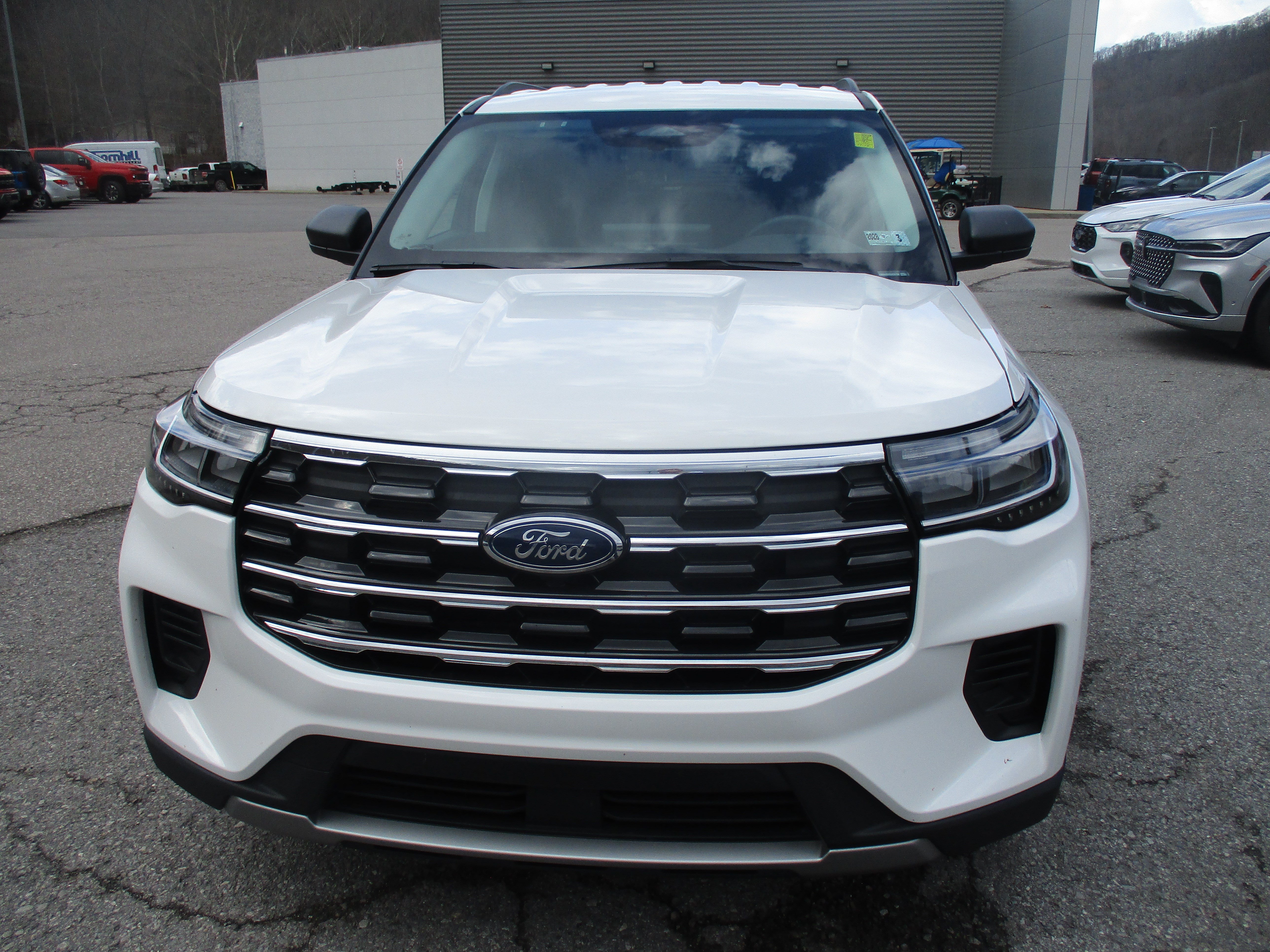 Used 2025 Ford Explorer Active AWD/4WD image 9