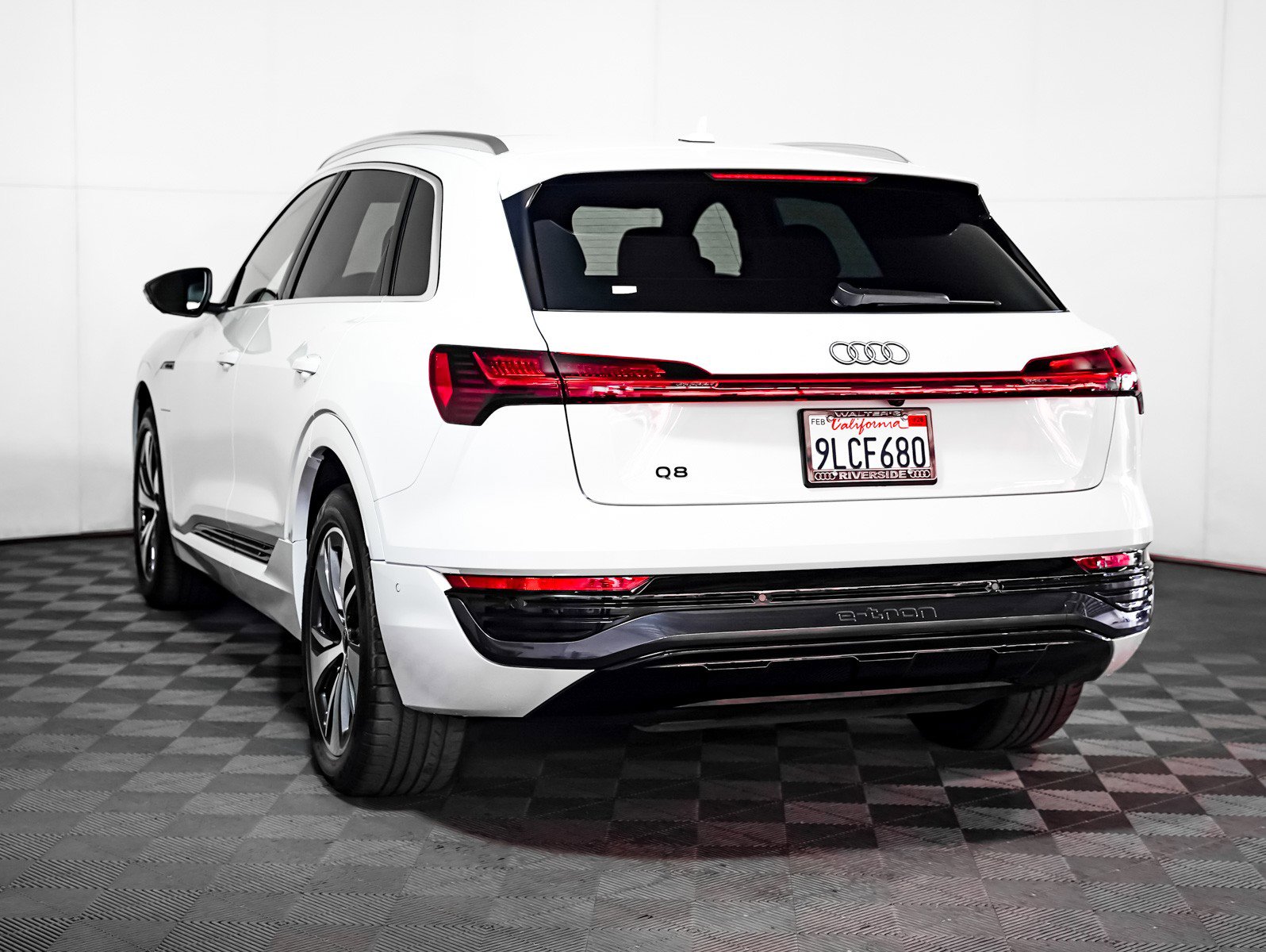 Used 2024 Audi Q8 e-tron Premium Plus image 2