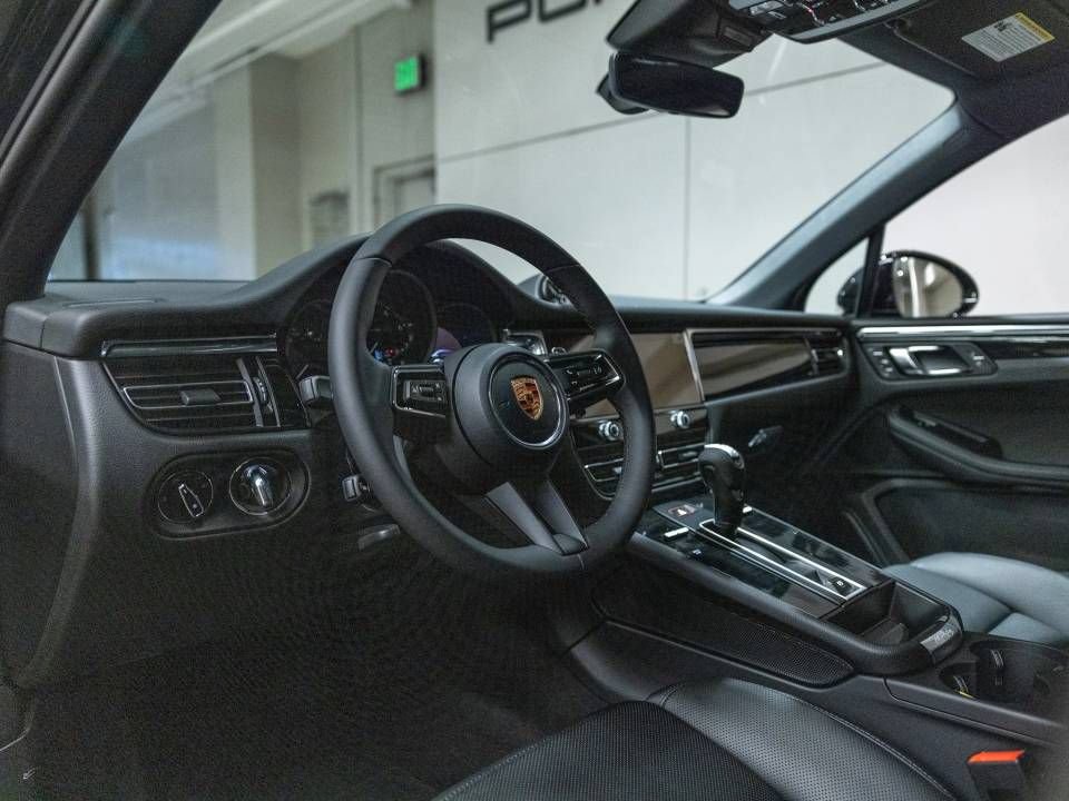Certified 2026 Porsche Macan AWD/4WD image 4