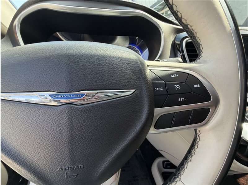 Used 2018 Chrysler Pacifica Limited FWD image 35