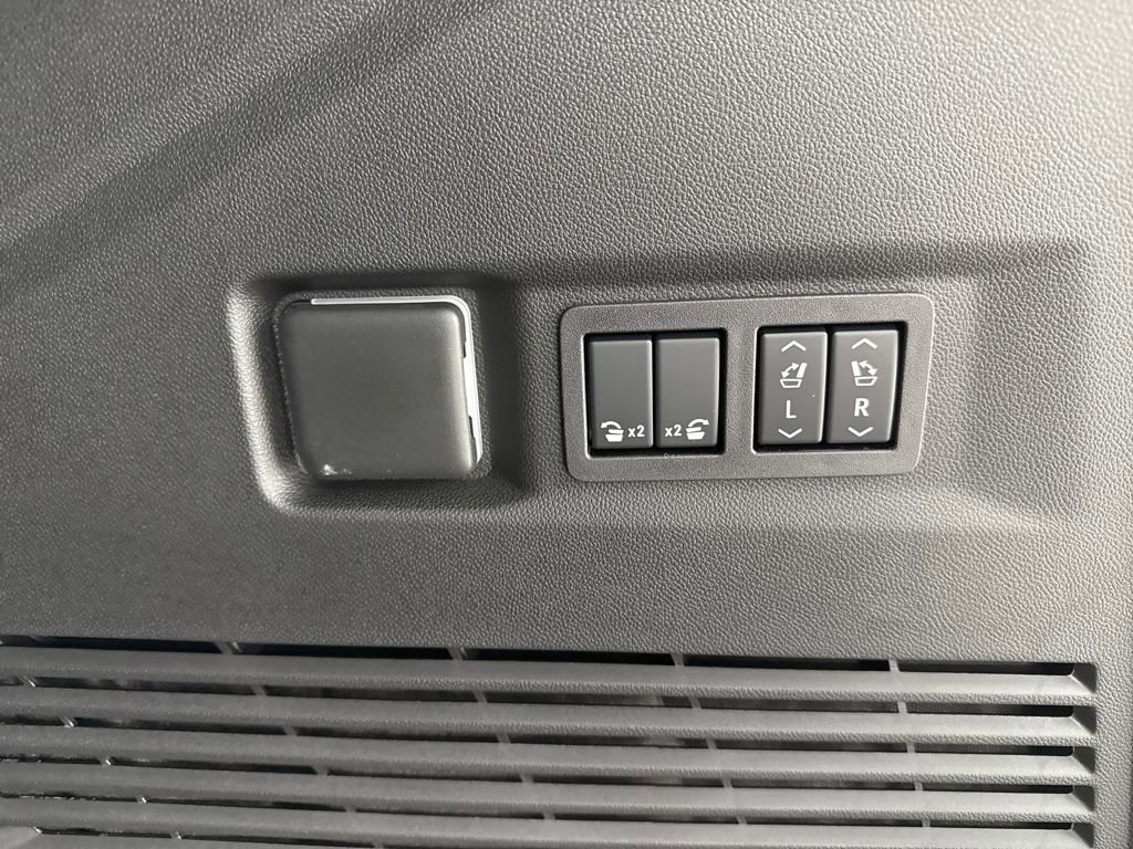 New 2026 GMC Yukon Denali w/ Sun & Power Step Package image 17