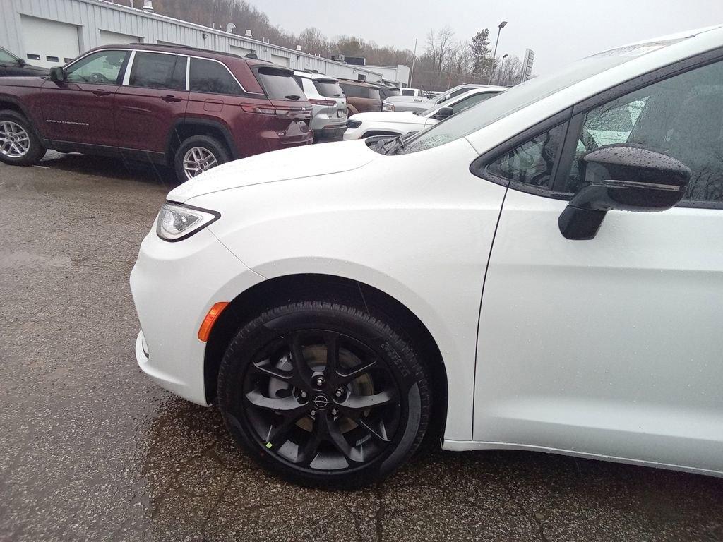 New 2026 Chrysler Pacifica Select w/ S Appearance Package image 8