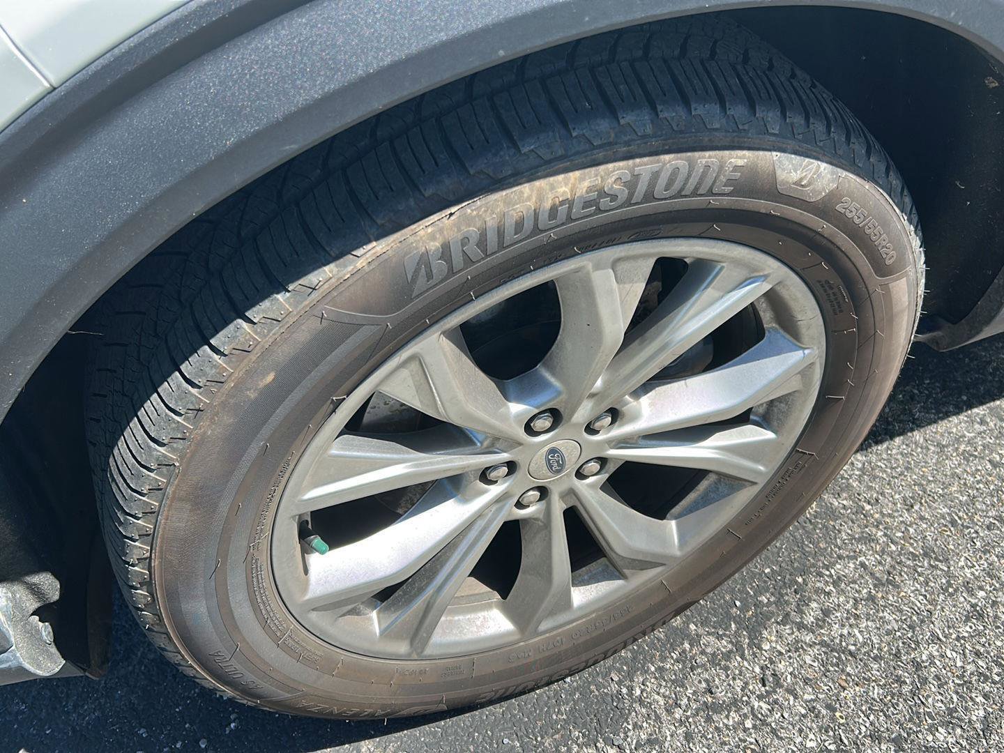 Used 2021 Ford Explorer Limited w/ Equipment Group 301A AWD/4WD image 2