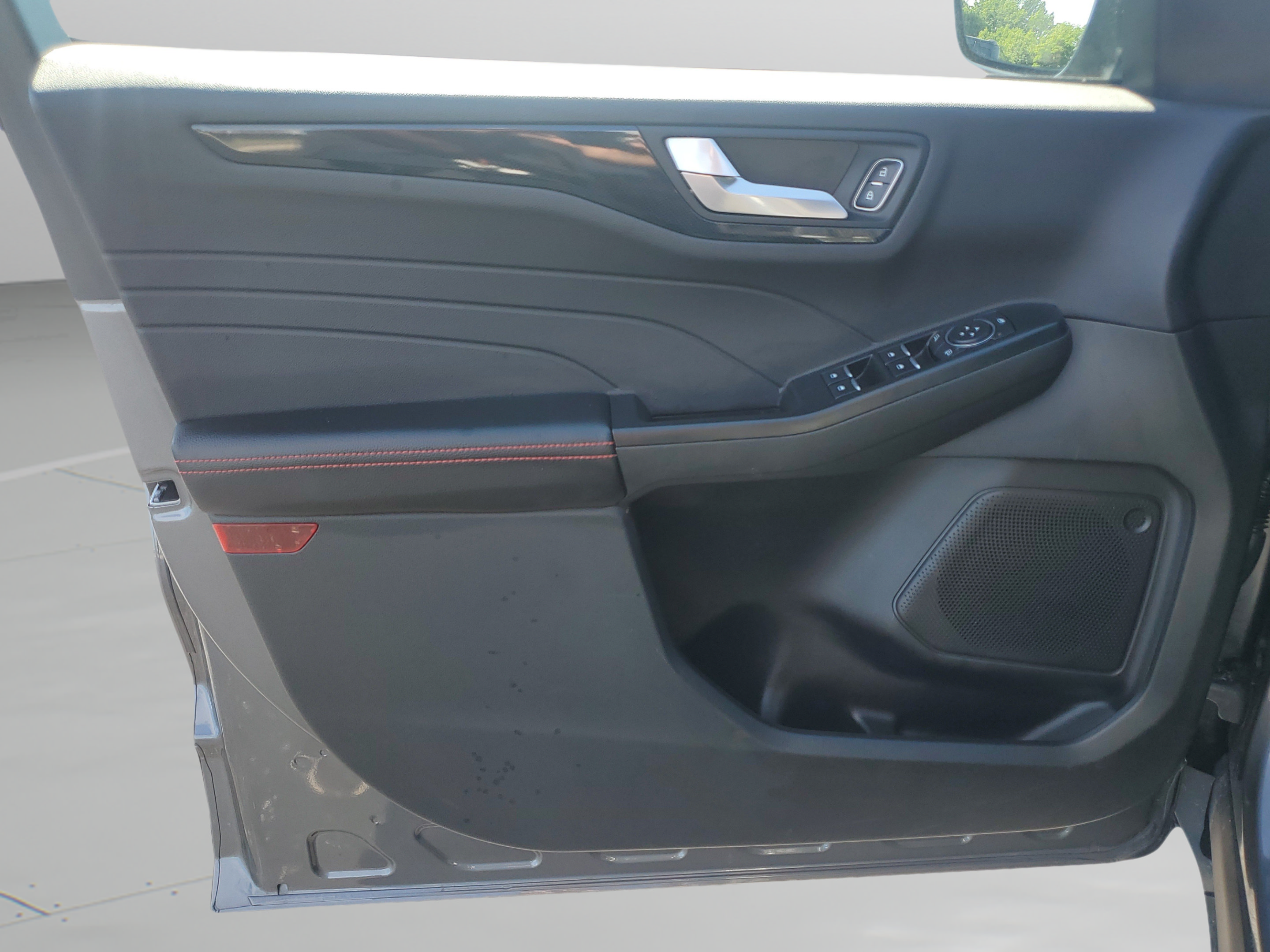 Used 2025 Ford Escape ST-Line FWD image 17