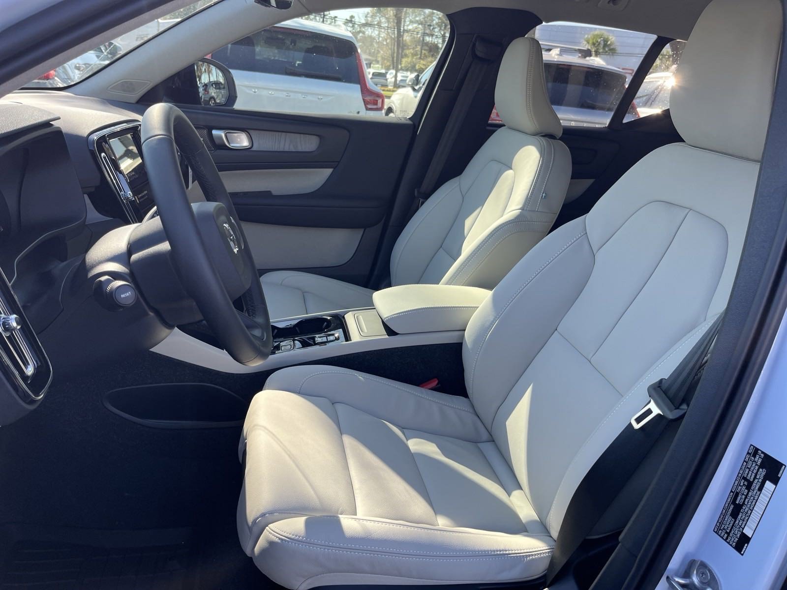 New 2025 Volvo XC40 B5 Ultra w/ Protection Package Premier image 15