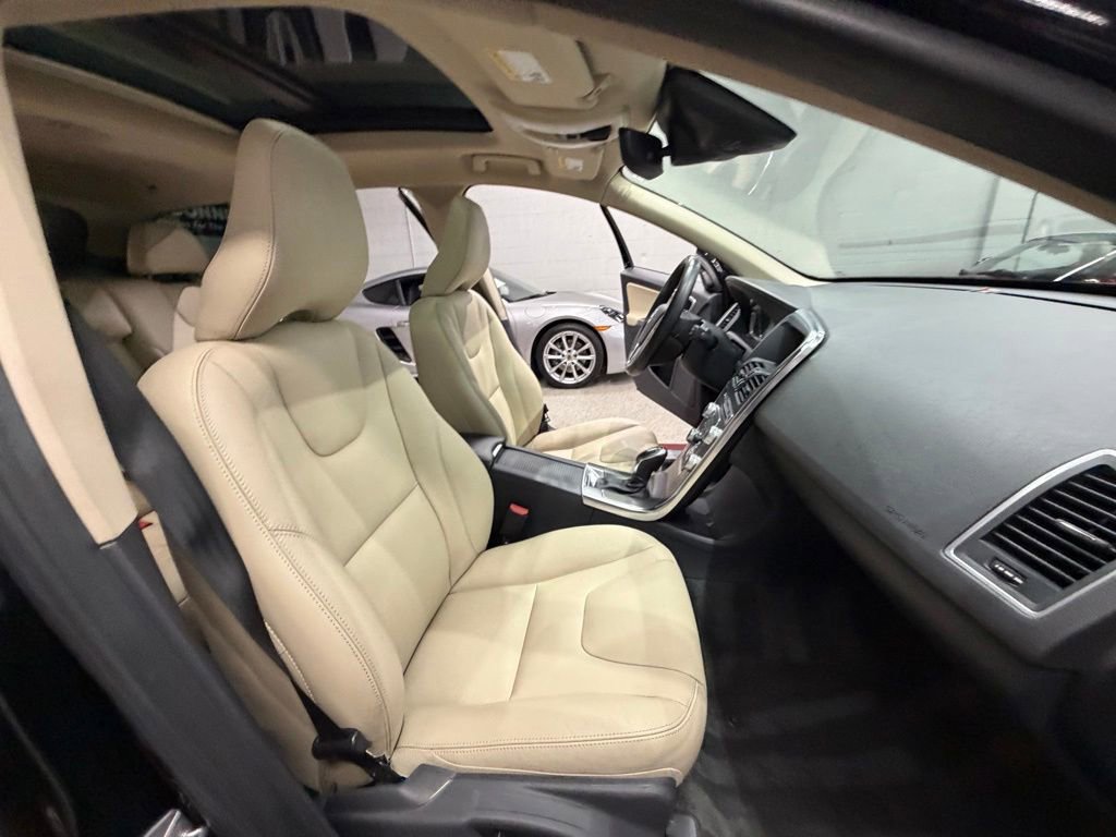 Used 2016 Volvo XC60 T6 w/ Proximity Package AWD/4WD image 29