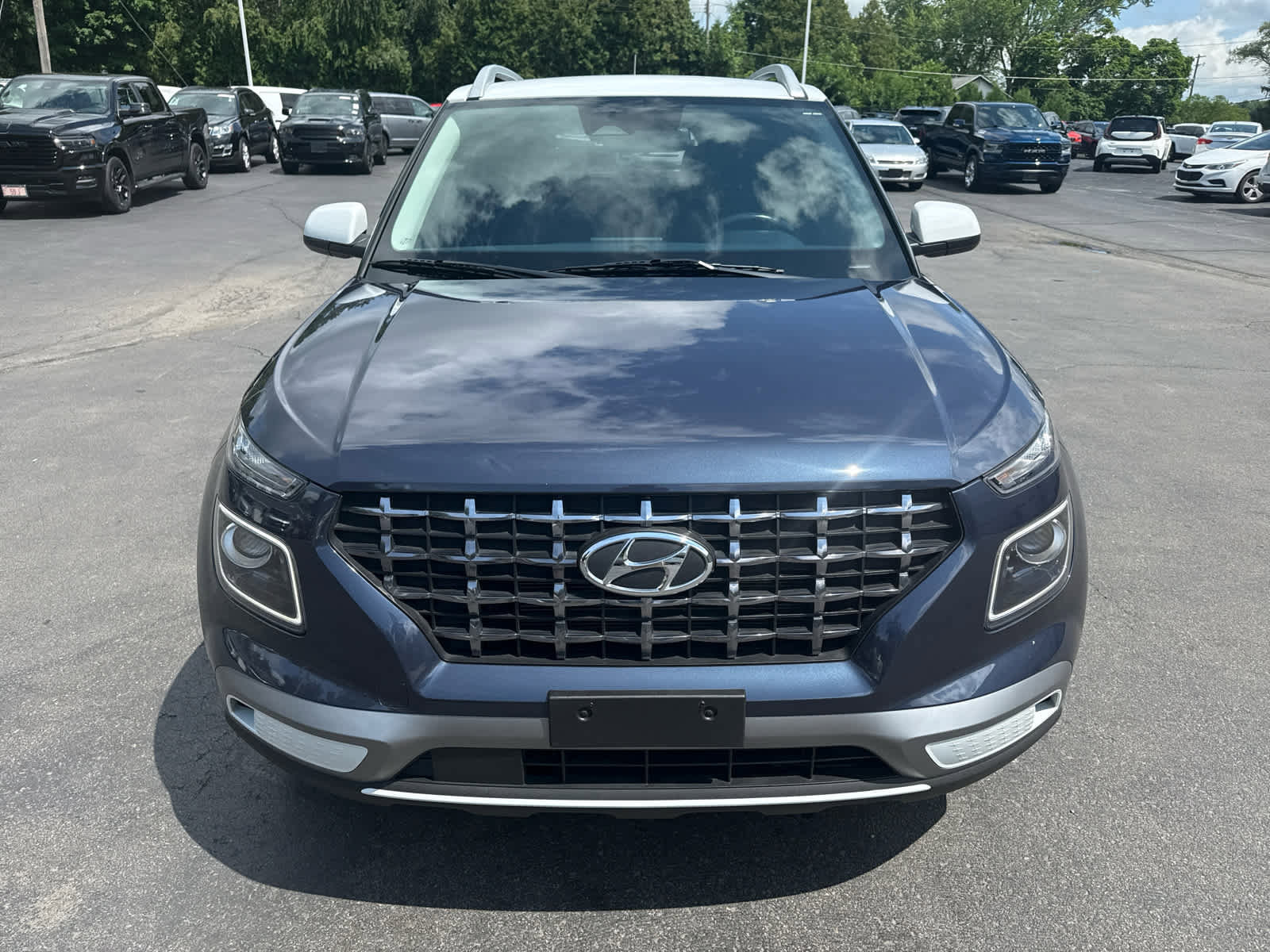 Used 2023 Hyundai Venue Limited image 8