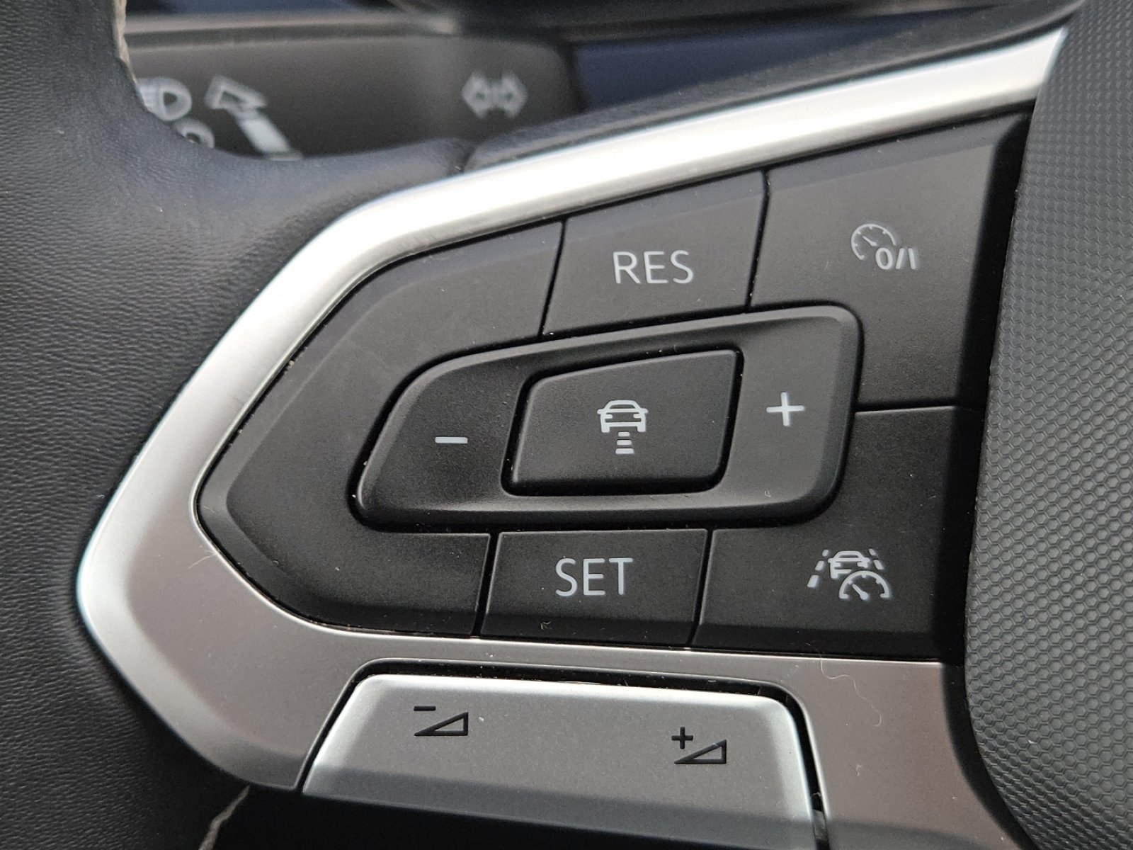 Used 2023 Volkswagen Taos SE w/ Black Wheel Package FWD image 10