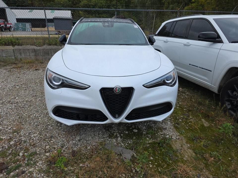 Used 2023 Alfa Romeo Stelvio Veloce AWD/4WD image 3