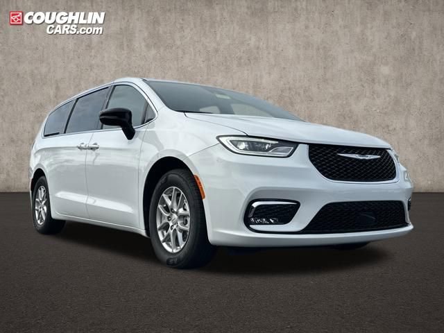 Used 2026 Chrysler Pacifica Select image 1