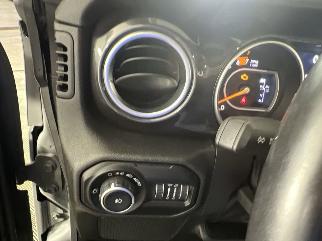 Used 2020 Jeep Wrangler Unlimited Sahara image 17