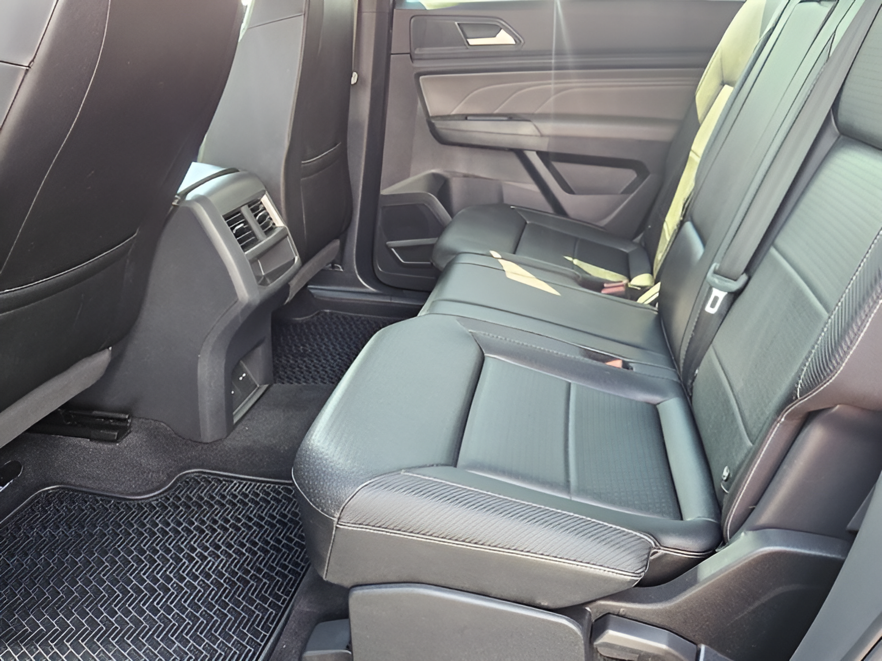 Used 2023 Volkswagen Atlas Cross Sport SE w/ Black Wheel Package FWD image 9