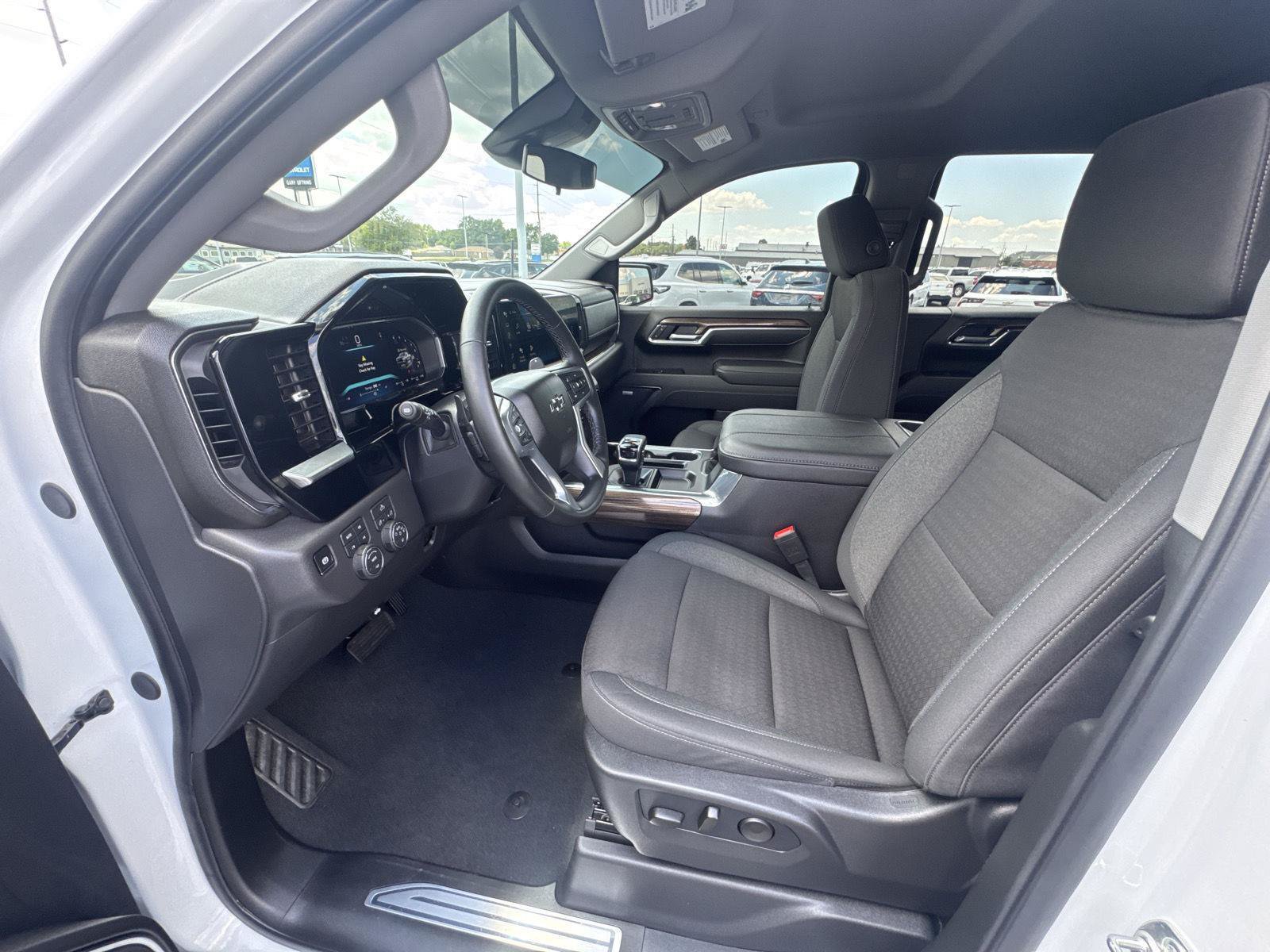 Used 2026 Chevrolet Silverado 1500 LT Trail Boss w/ Convenience Package II AWD/4WD image 7