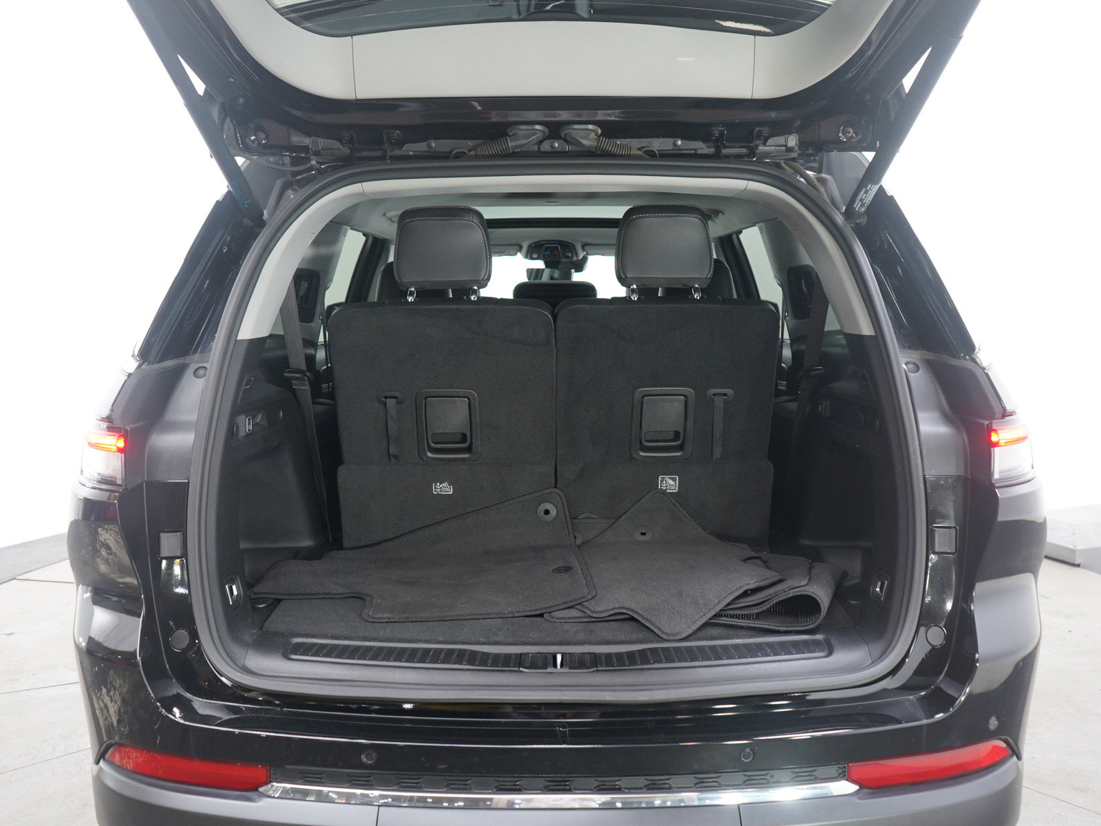 Used 2023 Jeep Grand Cherokee L Limited w/ Luxury Tech Group II image 17